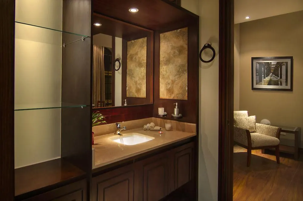 Parc Royale Suites Hotel